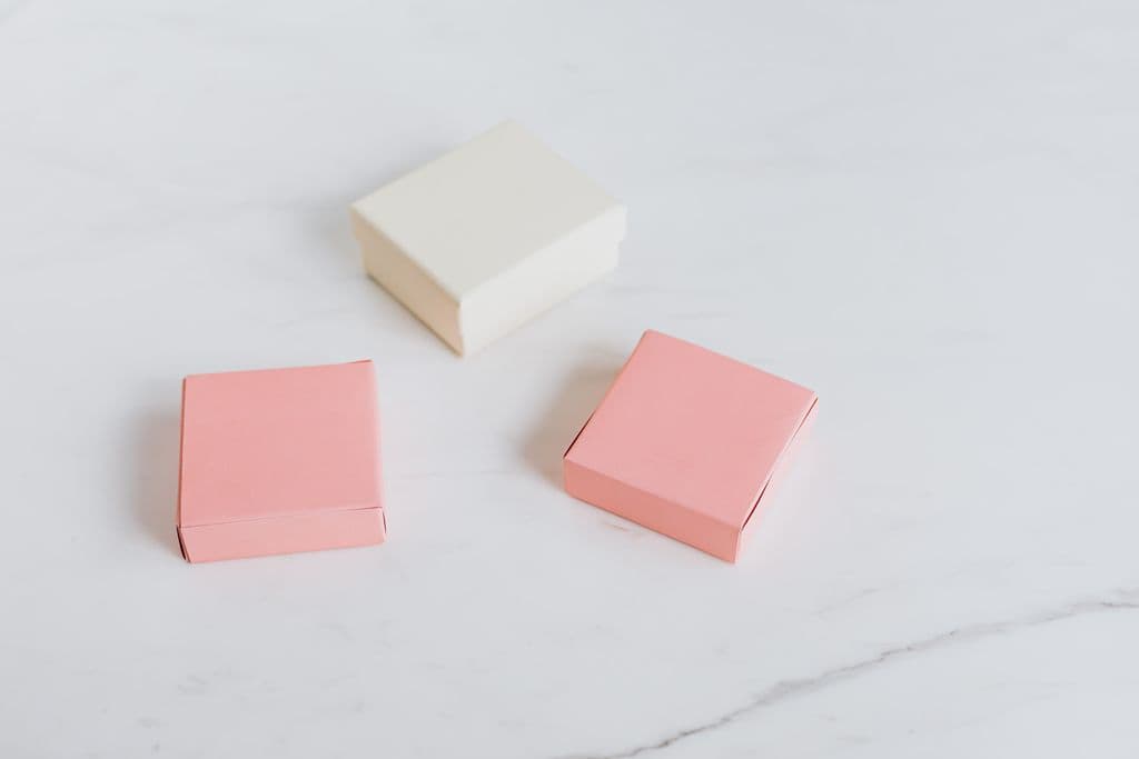 Packaging prodotto curato su sfondo pastello
