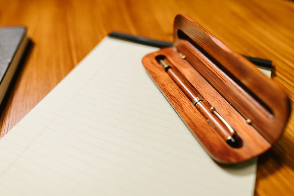 Scrivania di uno studio legale con libri di diritto e penna stilografica