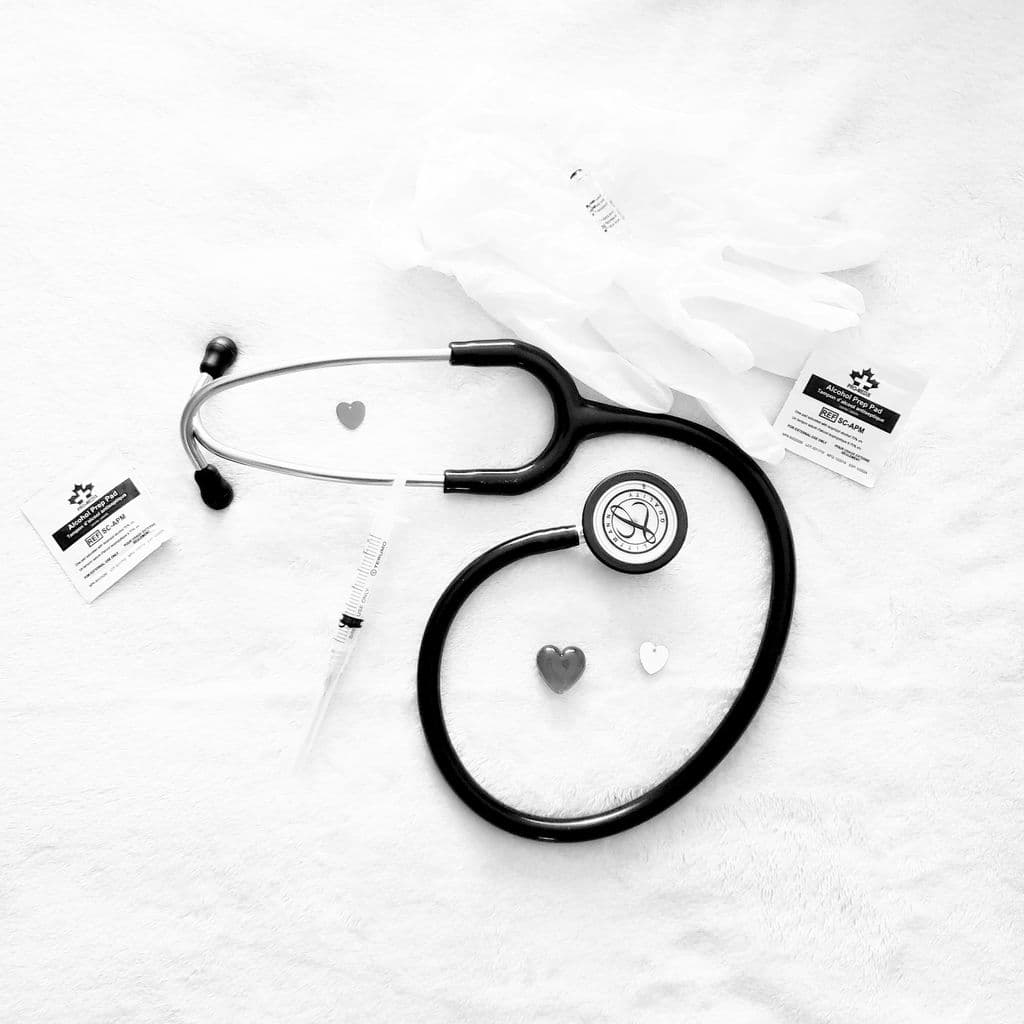Reception di una clinica medica moderna con stetoscopio sulla scrivania